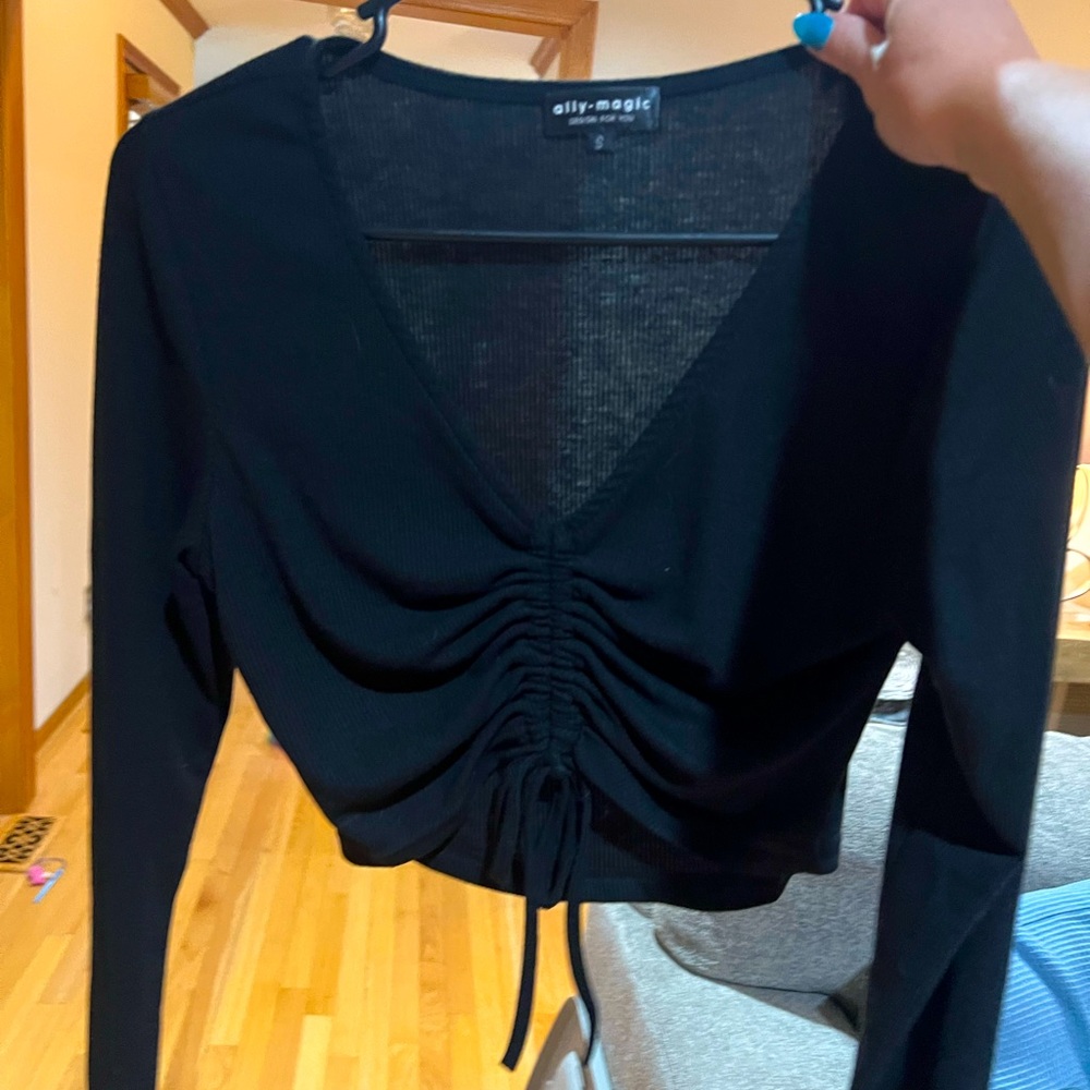 Black longsleeve crop top